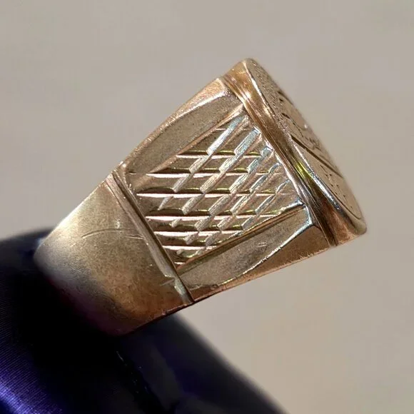 Antique Vintage Signet Men's Ring in Brass Engraved Crest SZ 10.5-10.75 18.7 gm - Picture 6 of 12